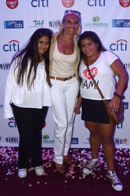Silvia D'Auro junto a sus dos hijas Rocío y Morena Rial