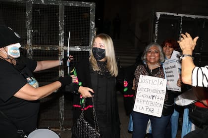 Silvia Giacoppo sale del Palacio de Tribunales