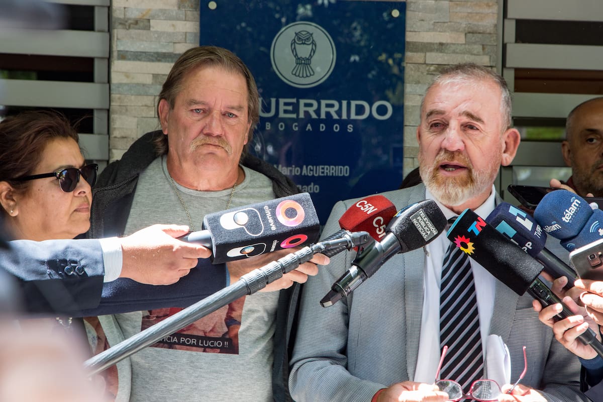 Silvia Gómez y Ramón Dupuy, abuelos de Lucio, junto con el abogado Mario Aguerrido, tras el final del juicio