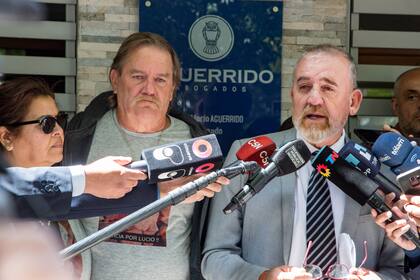 Silvia Gómez y Ramón Dupuy, abuelos de Lucio, junto con el abogado Mario Aguerrido, tras el final del juicio