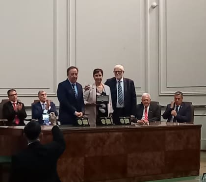 Silvia González Ayala recibió el galardón de manos del presidente de la Academia Nacional de Medicina, Jorge Neira (derecha), y el director de la revista La Prensa Médica Argentina, Ariel López