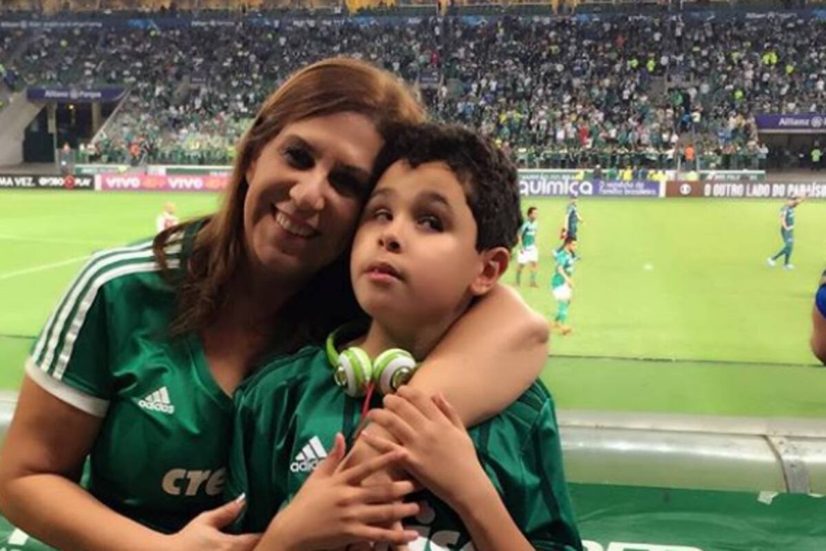 Silvia Grecco le relata a su hijo no vidente todo lo que pasa en el partido.