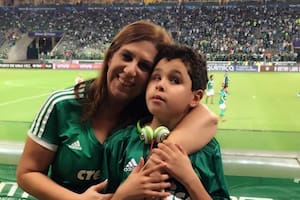 Esta mujer brasileña le relata los partidos de fútbol a su hijo no vidente