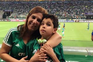 Esta mujer brasileña le relata los partidos de fútbol a su hijo no vidente