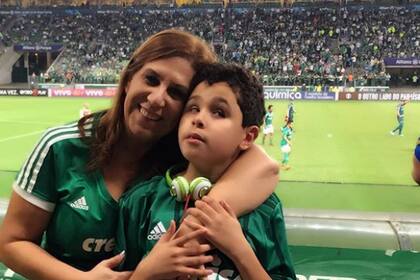 Silvia Grecco le relata a su hijo no vidente todo lo que pasa en el partido.