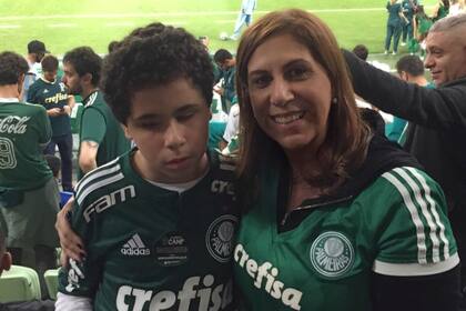 Silvia Grecco y su hijo Nickollas, en el Allianz Parque de Palmeiras