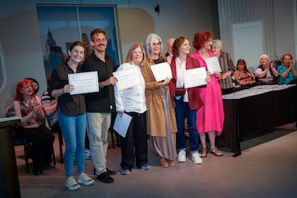 Silvia Kutika, Agustín Rada Aristarán, Ana María Picchio y Gabriela Toscano también fueron a buscar su diploma
