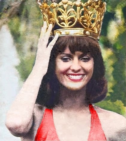 Silvia Kutika, sonriente, exhibe la corona que llevó por seis años