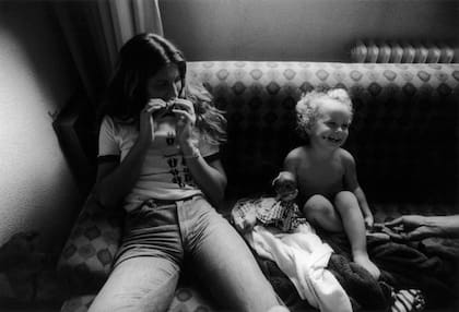 Silvia Labayru y su hija Vera Lennie, nacida en la Esma. Madrid, 1978
