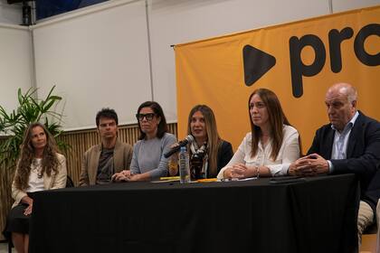 Silvia Lospennato y María Eugenia Vidal encabezaron la presentación de la propuesta para una "campaña limpia"
