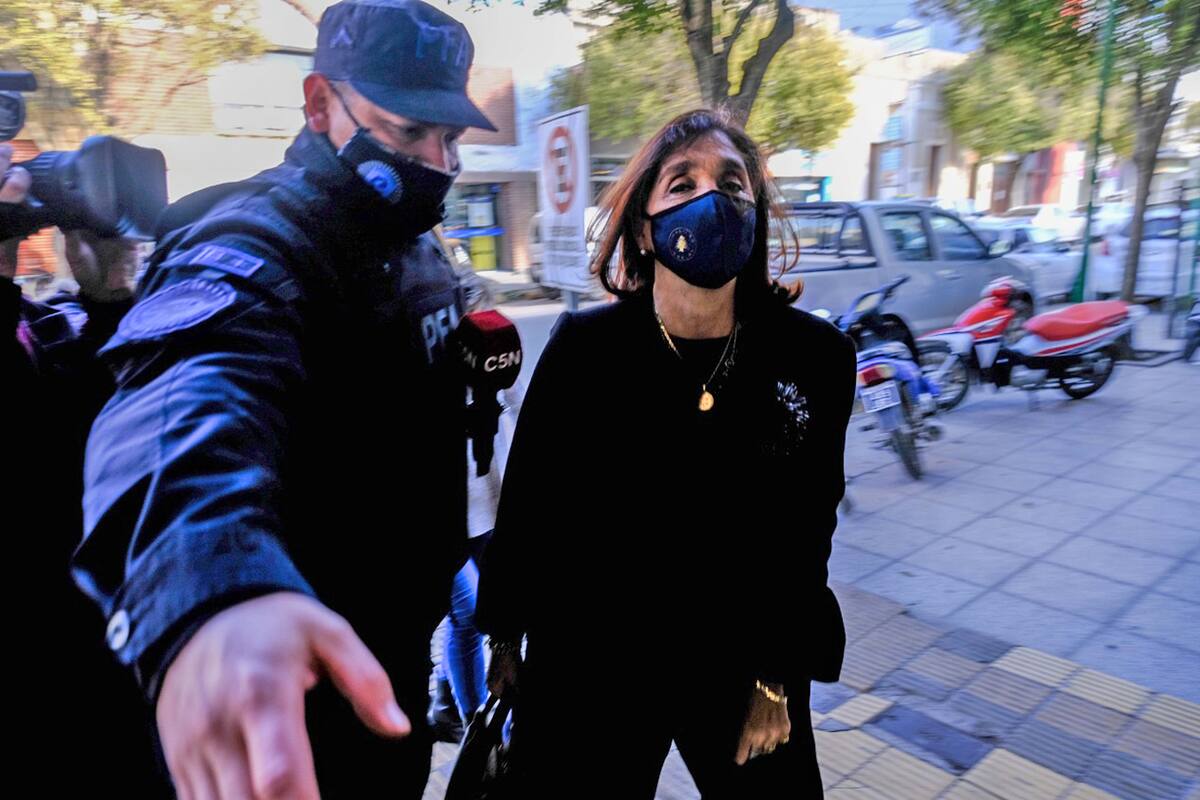 Silvia Majdalani entrando al juzgado de le Dolores