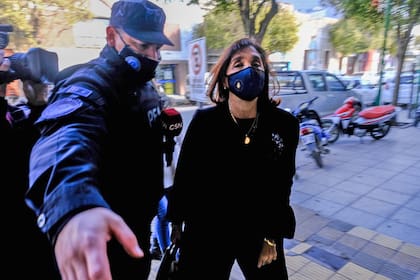 Silvia Majdalani entrando al juzgado de le Dolores