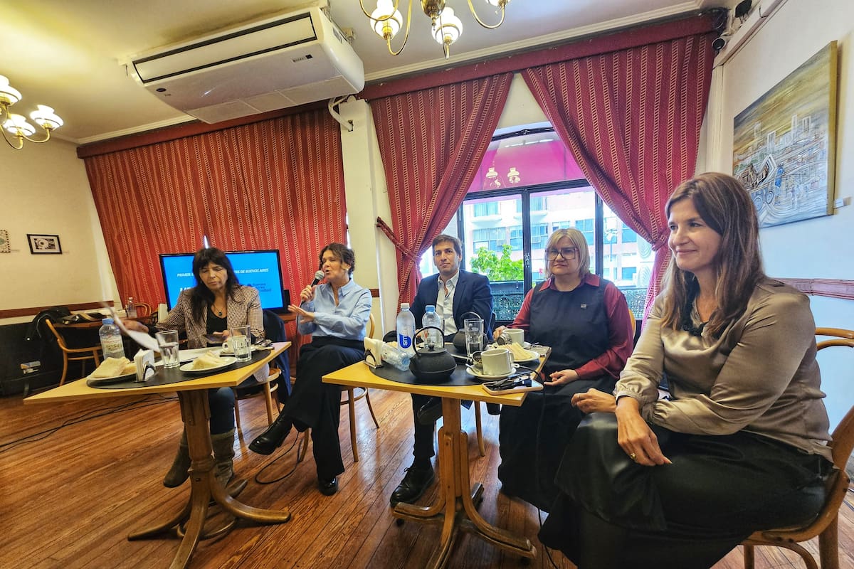 Silvia Mercado, Gabriela Ricardes, Javier Martínez, Alejandra Cuevas y Mercedes Funes, en el lanzamiento del primer festival de escritores periodistas