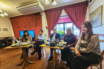 Silvia Mercado, Gabriela Ricardes, Javier Martínez, Alejandra Cuevas y Mercedes Funes, en el lanzamiento del primer festival de escritores periodistas
