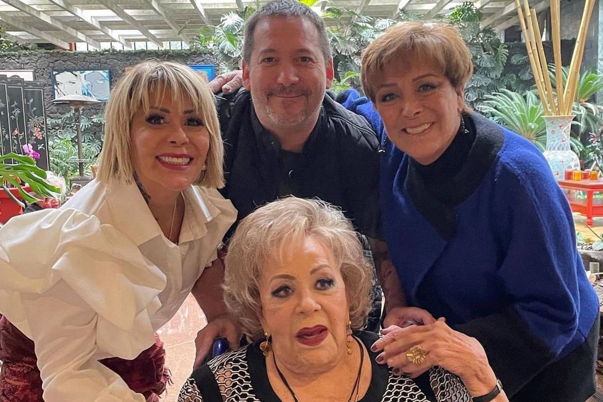 Silvia Pinal en la celebración de sus 90 años junto a sus hijos Alejandra Guzmán, Luis Enrique Guzmán y Sylvia Pasquel