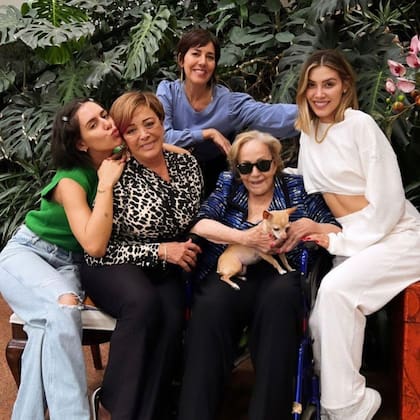 Silvia Pinal junto a su hija Sylvia Pasquel, su nieta Stephanie Salas, y sus viñetas Michelle Salas y Camila Valero