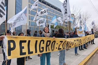 Protesta en la sede central de Mercado Libre por las tasas de interés que cobra en sus préstamos