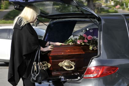 Silvia Süller en el Cementerio de la Chacarita despidiendo los restos de su madre