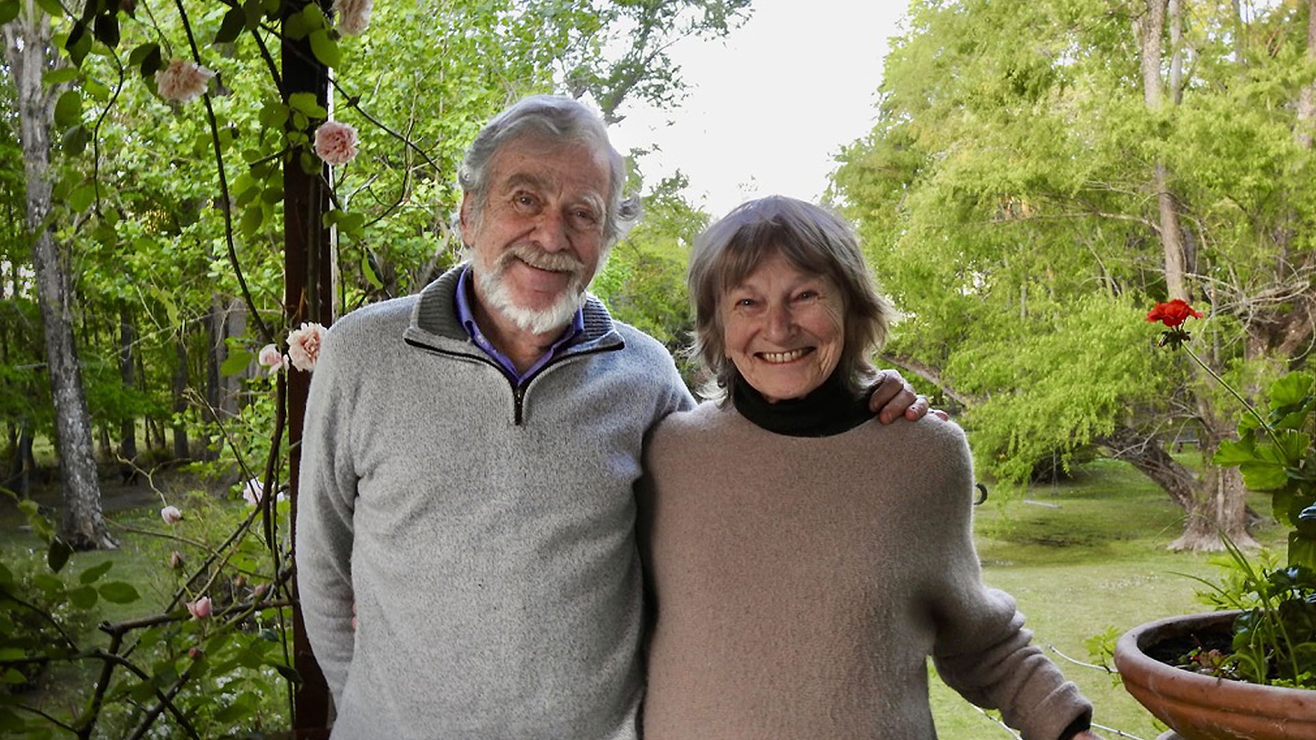 Silvina Aisenson y Raúl Lichtmann posan en la puerta de su paraíso personal.