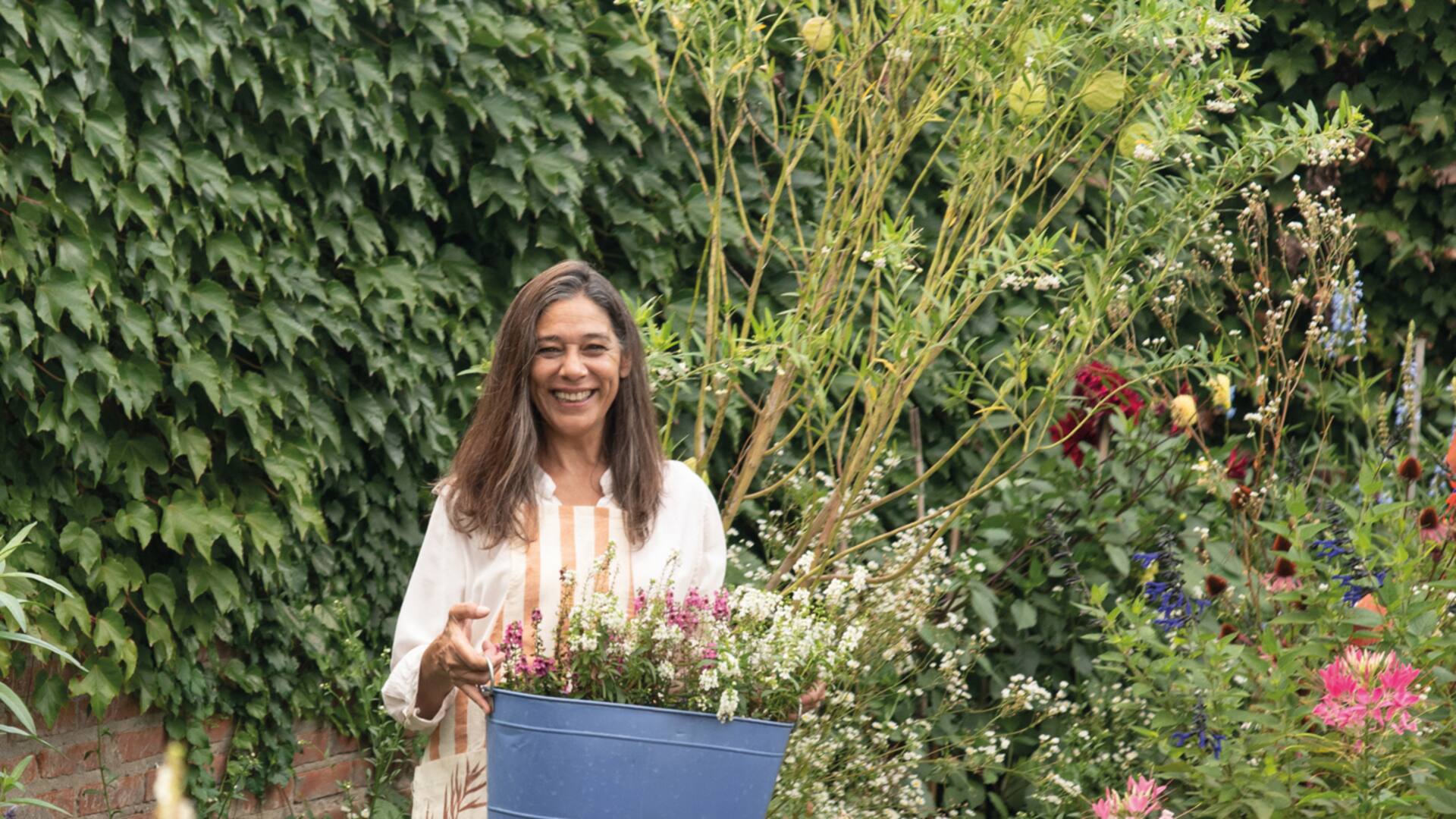 Silvina Antelo en su jardín marplatense