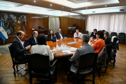 Silvina Batakis, esministra de Economía, junto al gabinete económico
