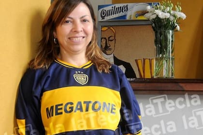 Silvina Batakis, ministra de Economía, con una camiseta de Boca, club del cual es hincha fanática, en una imagen tomada por el medio La Tecla, de La Plata.
