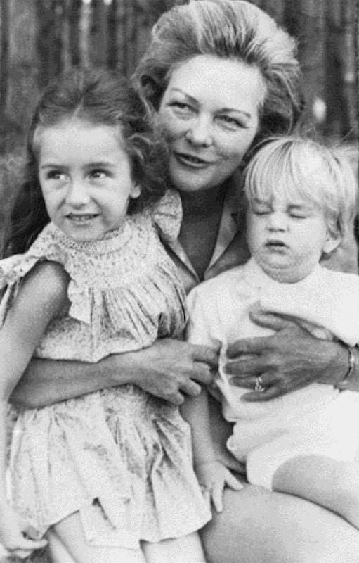 Silvina con sus nietos mayores