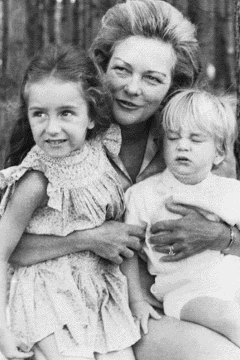 Silvina con sus nietos mayores