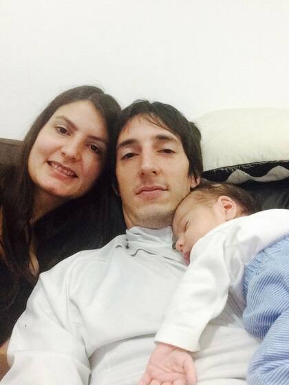 Silvina, Cris y Tomi, ya en su casa, unas semanas después del alta