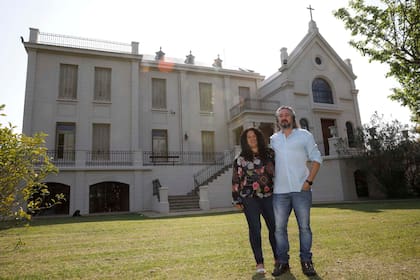 Silvina De Prado y su esposo, Demian Gasco, dueños de la hostería Senador Dupont, en el arroyo Gallo Fiambre. Detrás esta el convento San Francisco, ellos también organizan las visitas a ese lugar