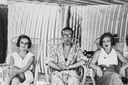 Silvina en la playa con Silvina Ocampo