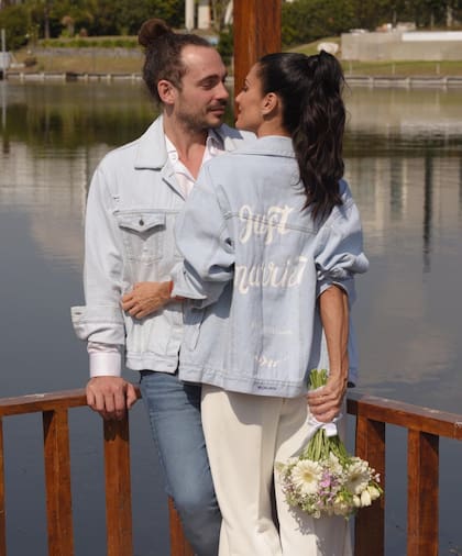 Silvina Escudero mandó a hacer una campera de jean especial para su casamiento