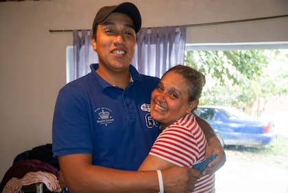 Silvina Pesoa junto a su hijo Guillermo Martínez, una de las cinco víctimas del choque