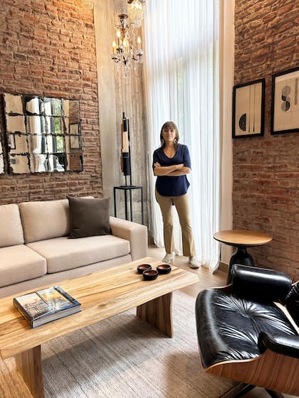 Silvina Piredda junto a una de las esculturas y un par de serigrafías de Creta Caliza, el colectivo que integra.