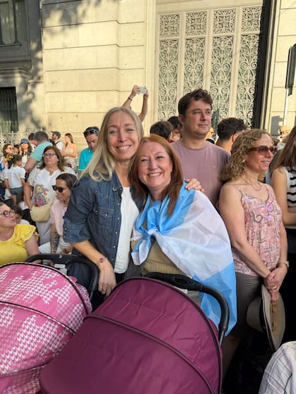 Silvina y Jimena, dos argentinas que viven en Madrid que madrugaron para no perderse un evento histórico (Elisabetta Piqué)
