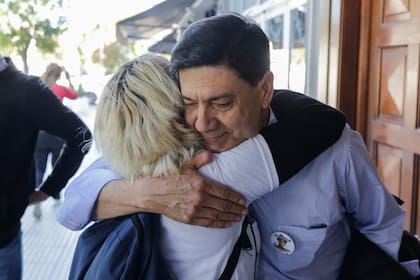 Silvino Báez recibe el apoyo de la gente en la puerta de tribunales