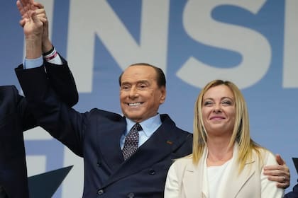 Silvio Berlusconi, de Forza Italia, y Giorgia Meloni, de Hermanos de Italia, asisten al mitin de cierre de la coalición de centro-derecha en Roma el jueves 22 de septiembre de 2022.