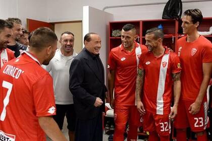 Silvio Berlusconi en el vestuario de Monza junto a los jugadores previo a un partido, algo que el ex Primer Ministro italiano hace mucho