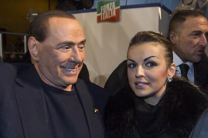 Silvio Berlusconi y Francesca Pascale en 2020