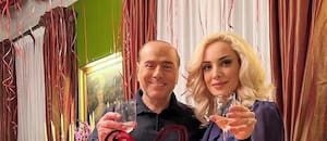 Cómo eran las escandalosas fiestas “bunga bunga” de Silvio Berlusconi en la mansión de Cerdeña