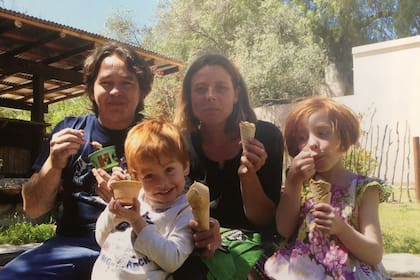 Silvio Díaz, Carolina Deschamps y sus hijos cordobeses, Lisandro y Kenza.