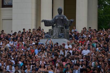 Silvio Rodríguez inicia gira latinoamericana con un repleto concierto en la Universidad de La Habana