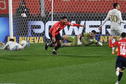 Silvio Romero acaba de marcar el único tanto del encuentro del clásico de Avellaneda que disputaron Independiente y Racing
