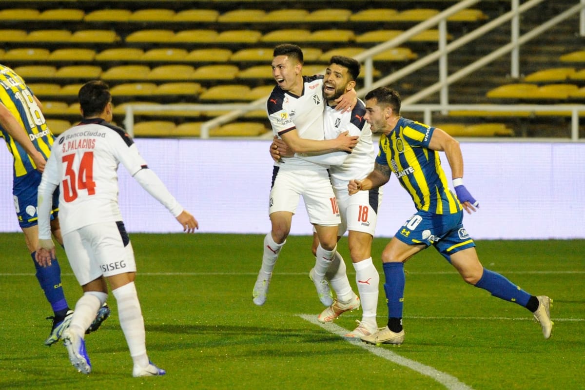 Silvio Romero, autor de dos golazos en Rosario, ante Central, para que Independiente ganara por 2-1 y se mantuviera puntero del Torneo 2021.