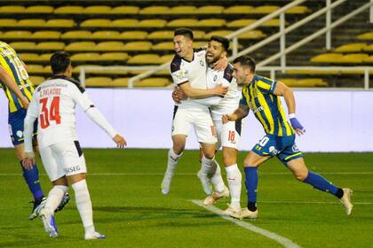 Silvio Romero, autor de dos golazos en Rosario, ante Central, para que Independiente ganara por 2-1 y se mantuviera puntero del Torneo 2021.