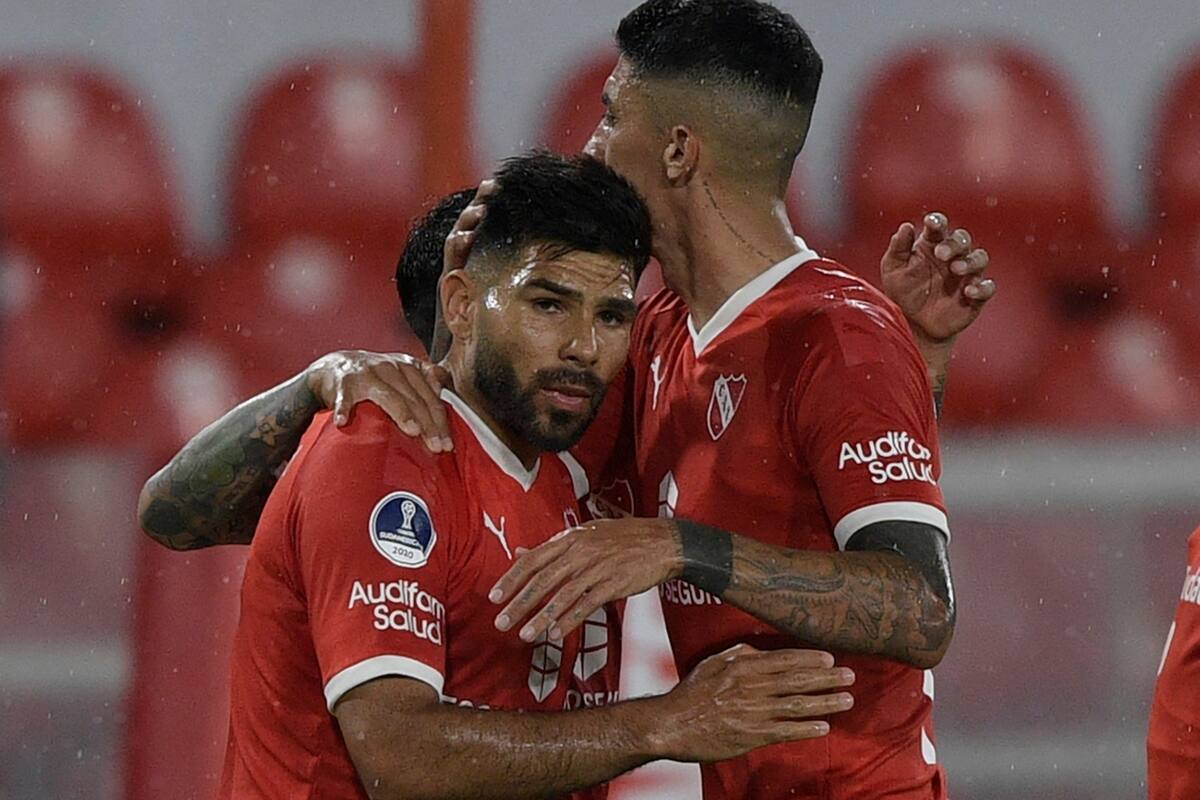 SIlvio Romero celebra el primer gol del encuentro entre Independiente y Fenix.