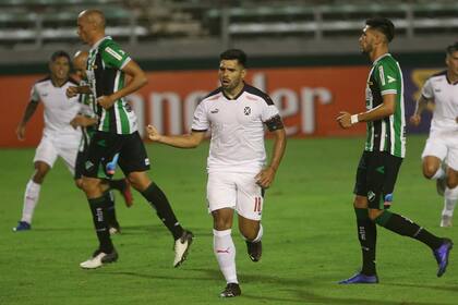 Silvio Romero celebra el único tanto de Independiente contra Villa Mitre, un penal a los 45 minutos.