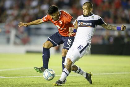 Silvio Romero disputa la pelota con Víctor Ayala