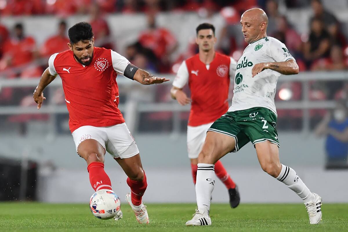 Silvio Romero, el 9 de Independiente, no puede escapar a la marca de Mancinelli, uno de los centrales de Sarmiento; empataron 1-1 en Avellaneda, por la 17° fecha del Torneo 2021