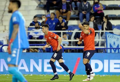 Silvio Romero logró dos goles en Liniers y parecía que Independiente se llevaría el triunfo y acabaría con la serie invicta de Vélez.